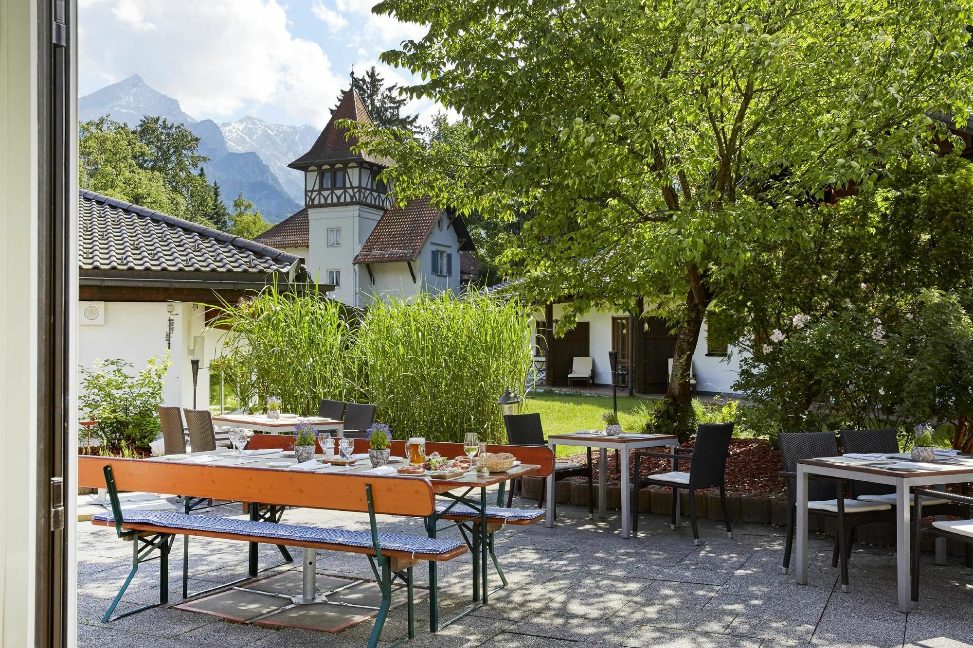 Hyperion Hotel Garmisch - Partenkirchen Exterior photo Restaurant in the village