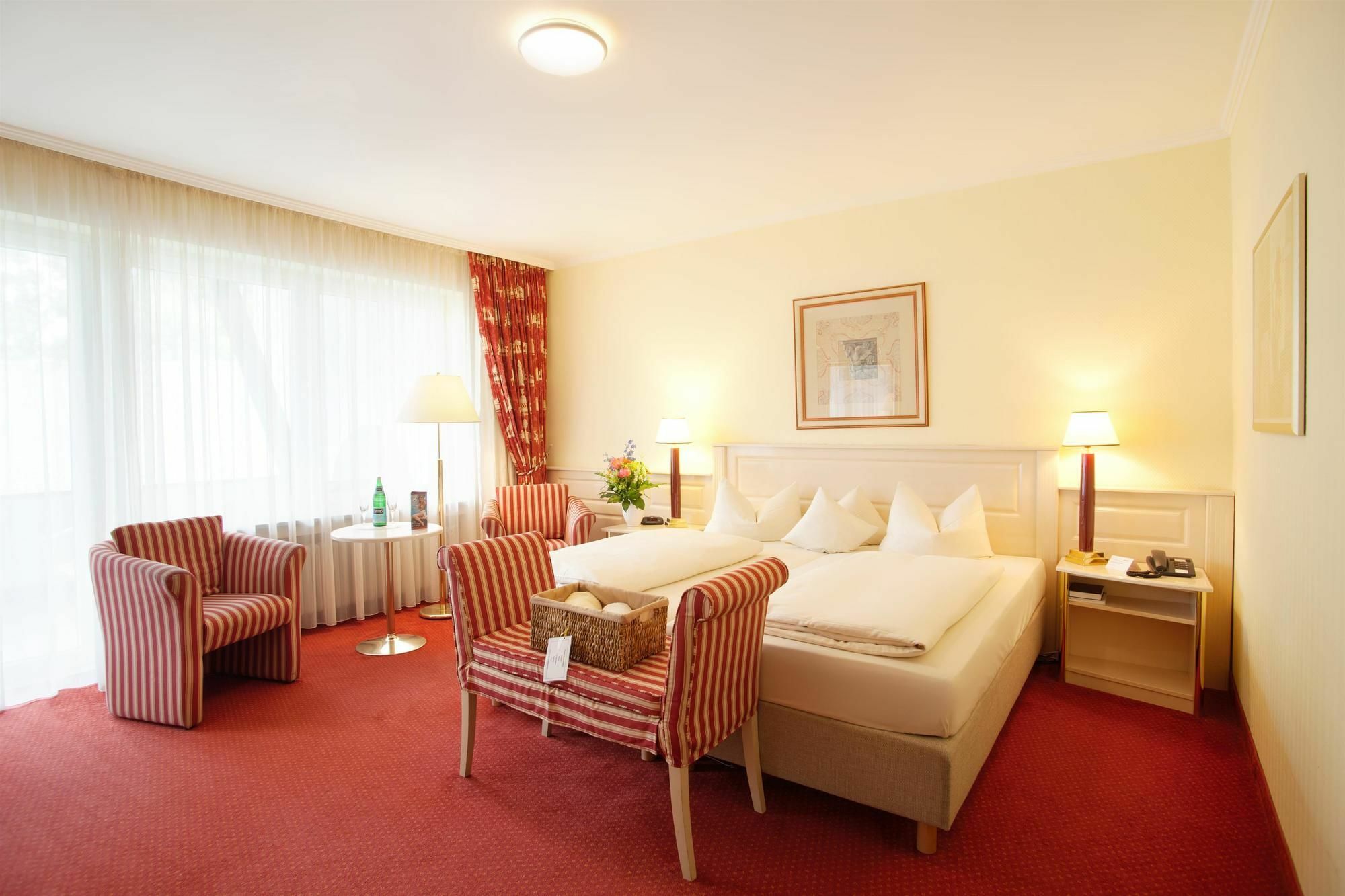 Hyperion Hotel Garmisch - Partenkirchen Exterior photo A typical hotel room